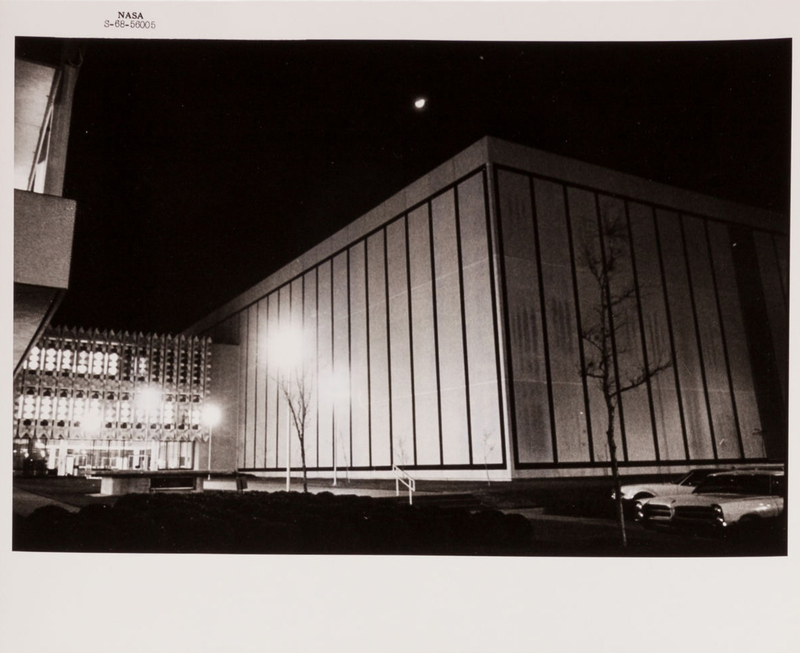 Illustration for article titled Classic Mission Control Photos Show Space Heroes On The Ground